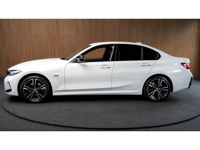 BMW 3-serie 320e M-sport HUD Leer Navi Camera ACC Matrix LED Laser PDC Virtual Climate (3-zone) Zwar...