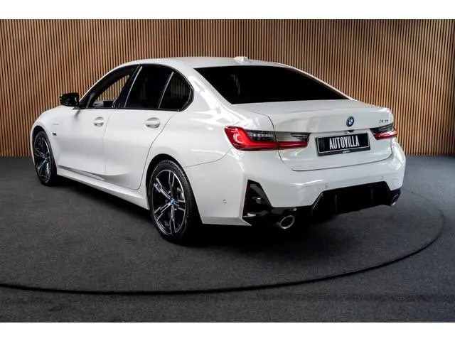 BMW 3-serie 320e M-sport HUD Leer Navi Camera ACC Matrix LED Laser PDC Virtual Climate (3-zone) Zwar...