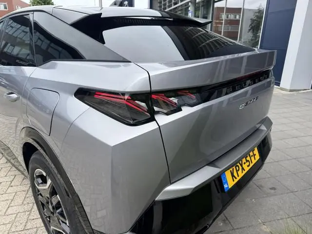 Peugeot e-3008