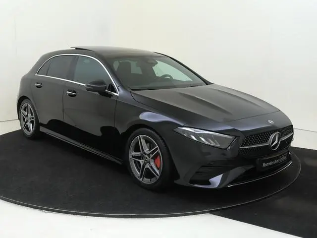 Mercedes-Benz A-klasse 180 AMG Line / Achteruitrijcamera / Panoramadak