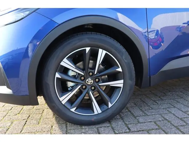 Toyota C-HR 1.8 Hybrid 140 Dynamic Nieuw en direct leverbaar met € 3.500, - voordeel Dodehoekdetecti...