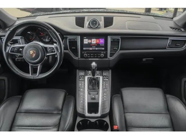 Porsche Macan 2.0 T 252pk Panoramadak Luchtvering Sport chrono 18-weg Sportstoelen Trekhaak elektris...