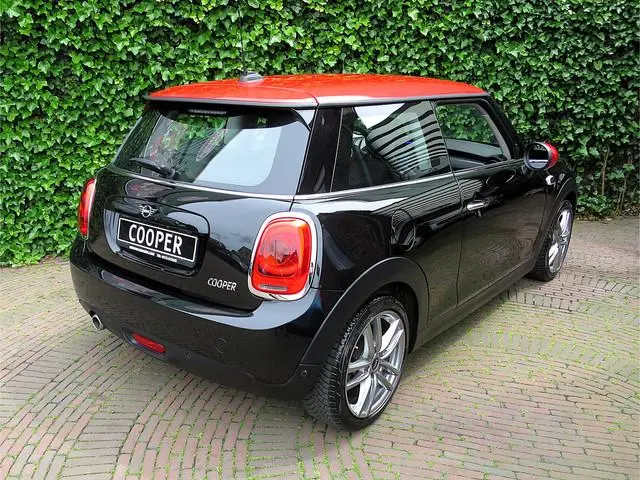 MINI Cooper 1.5 F56 LCI met Navi, BT, Clima, PDC en 17"