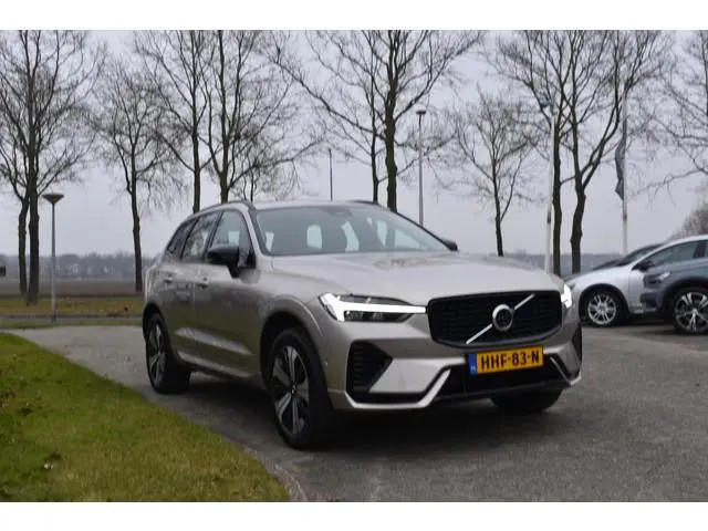 Volvo XC60 T6 AWD 350PK Plug-in Hybrid Plus Dark | Trekhaak | All seasons | 360 Camera | Panodak | A...