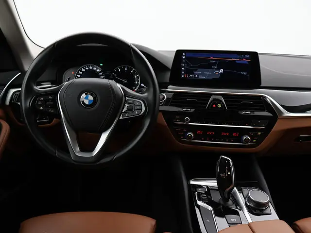 BMW 5-serie Touring 530i H.E. SPORT-LINE 252 PK AUT8. + LEDER EXCLUSIVE / ADAPTIVE CRUISE / CARPLAY
