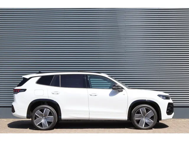 Volkswagen Tayron 1.5 eHybrid 272PK R-Line Black Style IQ.Light/Pano/Keyless/Camera/DCC/ACC/ Dodehoe...