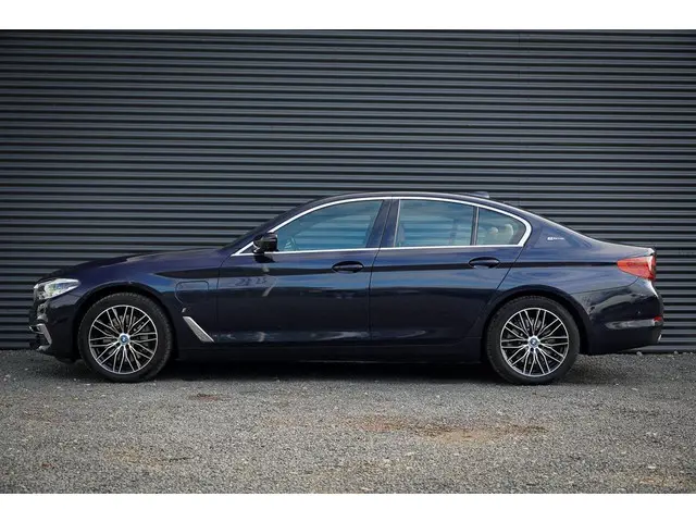 BMW 5-serie 530e iPerformance High Executive / Adaptive / HUD / Comfortstoelen / Drive Assist Pro