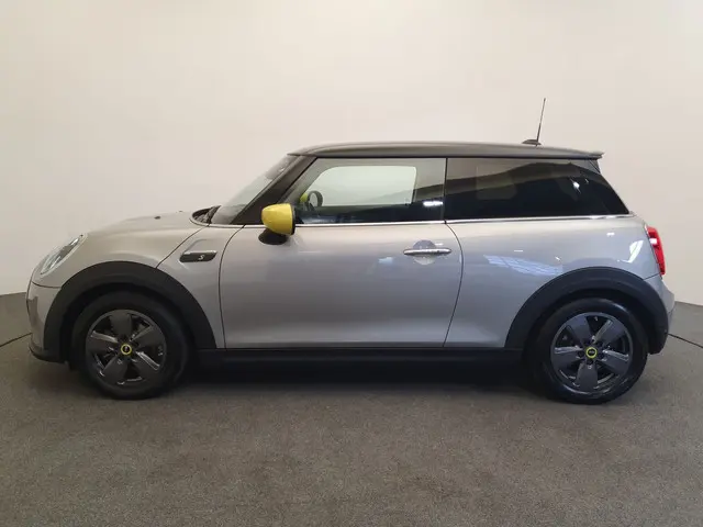 MINI Mini Electric Essential 33 kWh 184PK Camera, Stoelverwarming, Navigatie