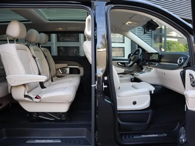 Mercedes-Benz EQV 300 90 kWh L2 Avantgarde - Alle Opties - AMG - 7 Pers. - Pano