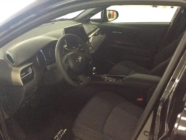 Toyota C-Hr 1.8 Hybrid 122pk CVT Style Ultimate - zwart