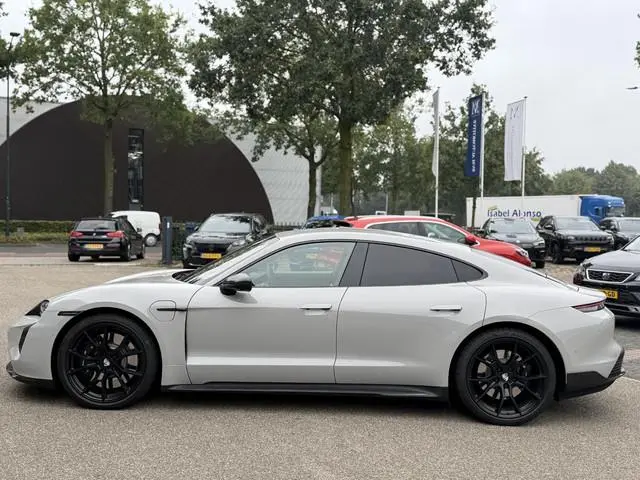 Porsche Taycan Turbo 93 kWh VAN:89.900,- VOOR:84.877 ,- UW HERFSTVOORDEEL:5.023,- SOH 91% | SPORT CH...