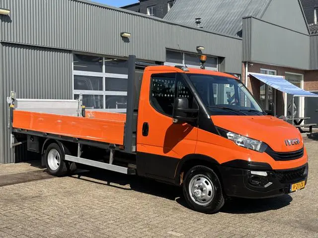 Iveco Daily 35C14 2.3 375 Laadklep 500kg Trekhaak 3500kg trekgewicht Airco 2-Persoons Open laadbak P...