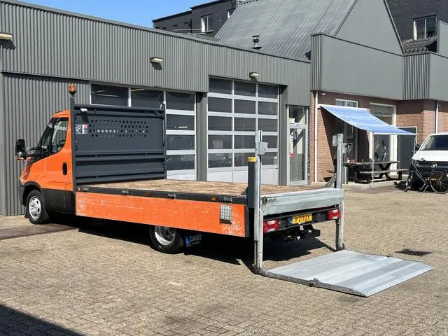 Iveco Daily 35C14 2.3 375 Laadklep 500kg Trekhaak 3500kg trekgewicht Airco 2-Persoons Open laadbak P...