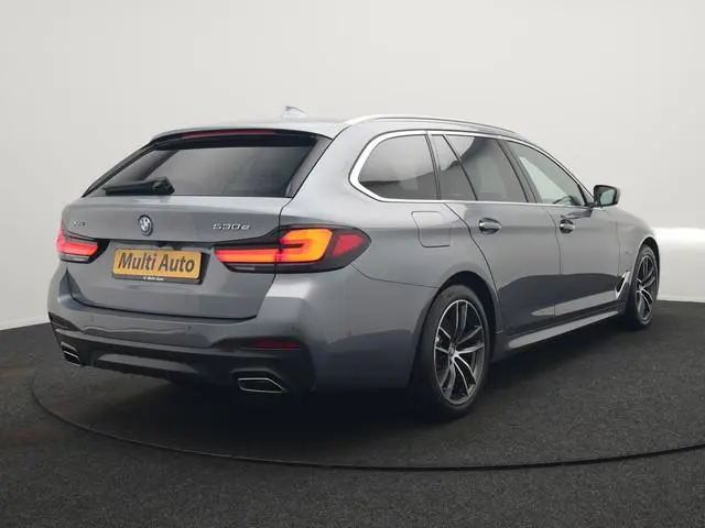 BMW 5-serie Touring 530e xDrive M Sport PHEV 293pk Dealer O.H. | Panodak | Head Up | Laser LED | 360...