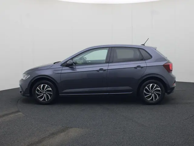 Volkswagen Polo Life Edition 1.0 TSI 95 pk 5 versn. Hand · Achteruitrijcamera · regensensor · Voorra...