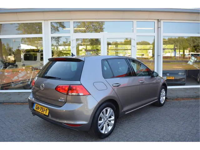 Volkswagen Golf 1.2 TSI Comfortline Executive | PDC V+A | Clima | Navi | 6-Bak | Orig. NL | NAP |