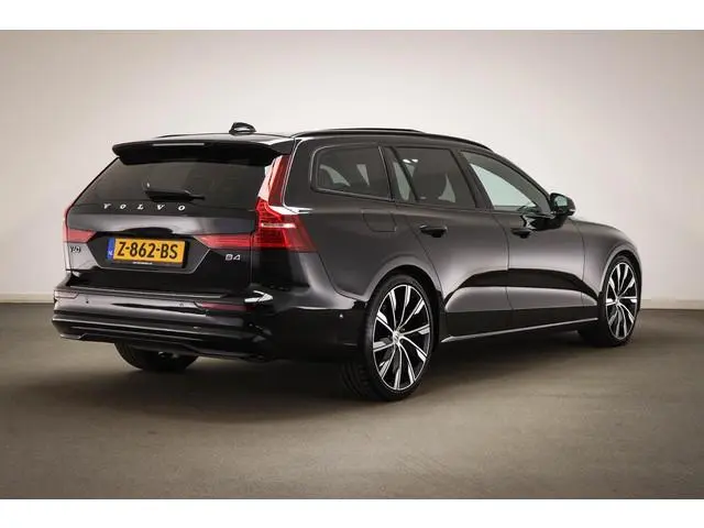Volvo V60 2.0 B4 Ultimate Dark | PANORAMADAK | HEAD UP | STANDKACHEL | ACHTERBANKVERWARMING | 360 CA...