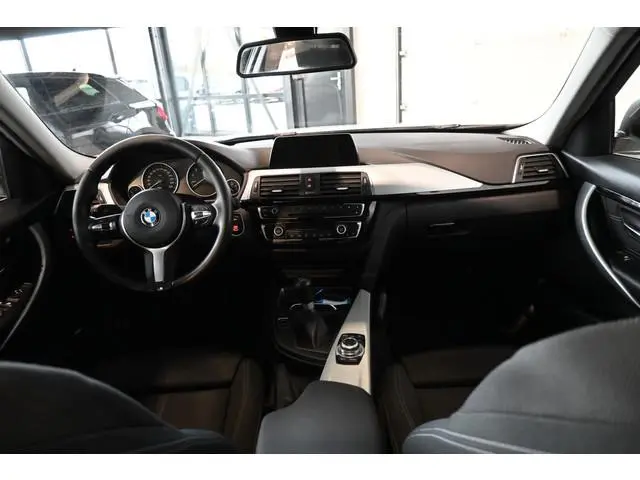 BMW 3-serie Touring 318i Luxury Clima Navigatie LED Panoramadak 18'Inch Goed Onderhouden! Inruil Mog...