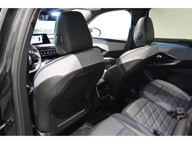 Peugeot e-5008
