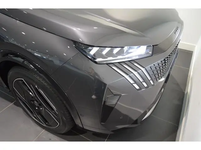Peugeot e-5008