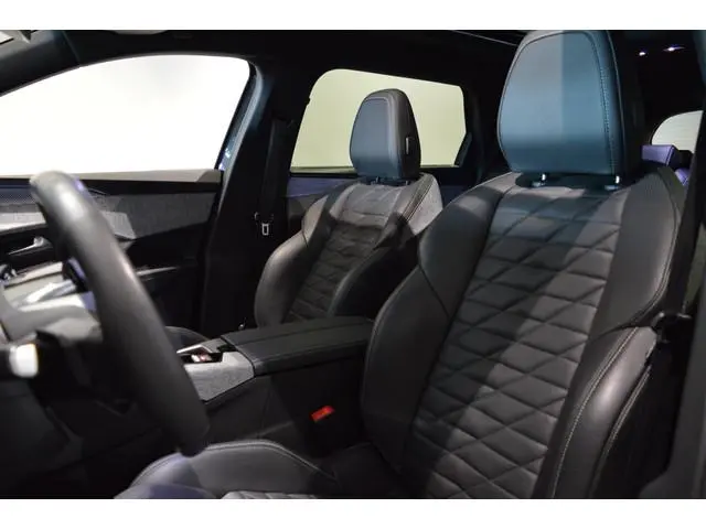 Peugeot e-5008