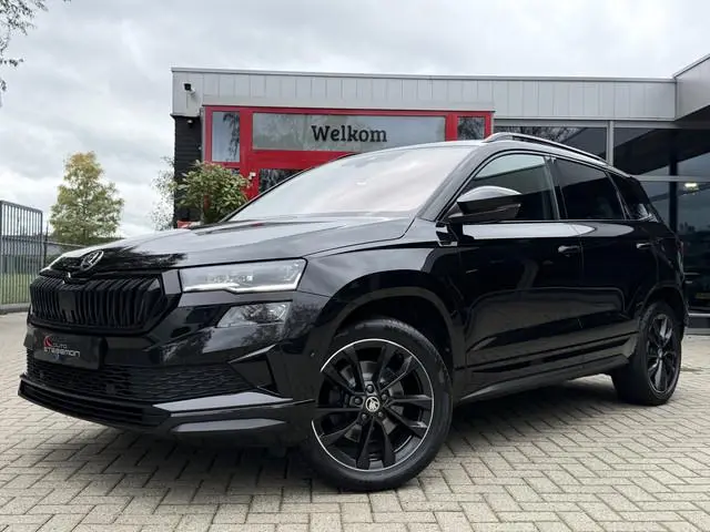 ŠKODA Karoq 1.5 TSI 150PK AUT. *!* SPORTLINE *!* PANODAK/ 360 CAMERA/ RADAR/ CARPLAY/ TREKHAAK *!*