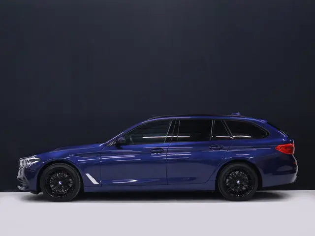 BMW 5-serie Touring 520i M Sport [SCHUIFKANTELDAK, CRUISE CONTROL, BLUETOOTH TELEFOON, HUD, ACHTERUI...