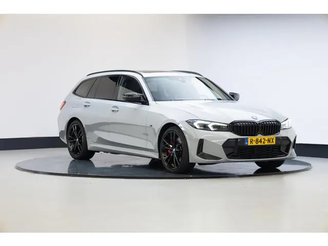 BMW 3-serie Touring 330e | M-Sport | Panoramadak | Innovation Pack | Trekhaak |
