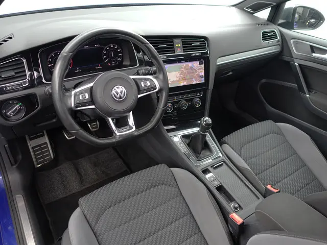 Volkswagen Golf 1.5 TSI R Line+ Panoramadak, Ada Cruise, Xenon Led, Keyless, Dynamic Select, Park As...