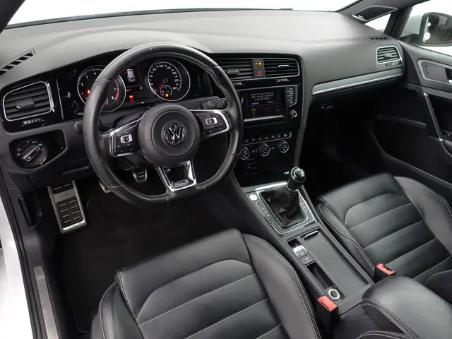 Volkswagen Golf 1.2 TSI Highline+ Panoramadak, Leder Sport Interieur, Keyless, Dynaudio, Parelmoer w...