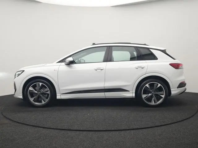Audi Q4 e-tron 45 Quattro S edition 77 kWh 265pk Dealer O.H. | Panodak  | 20"L.M. | Sportstoelen Ver...