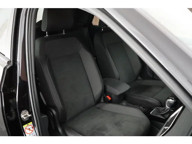 Volkswagen T-Roc 1.5 TSI 150pk DSG R-Line Edition Trekhaak Camera Navigatie Stoelverwarming LED Mass...