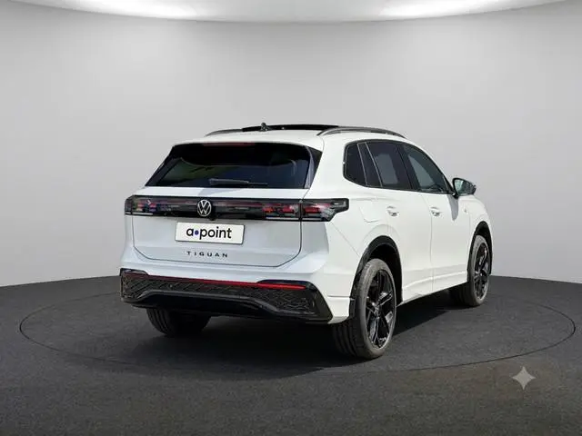 Volkswagen Tiguan 1.5 eHybrid R-Line Edition 272 pk Automaat (DSG) | Navigatie | Panoramadak | Parke...