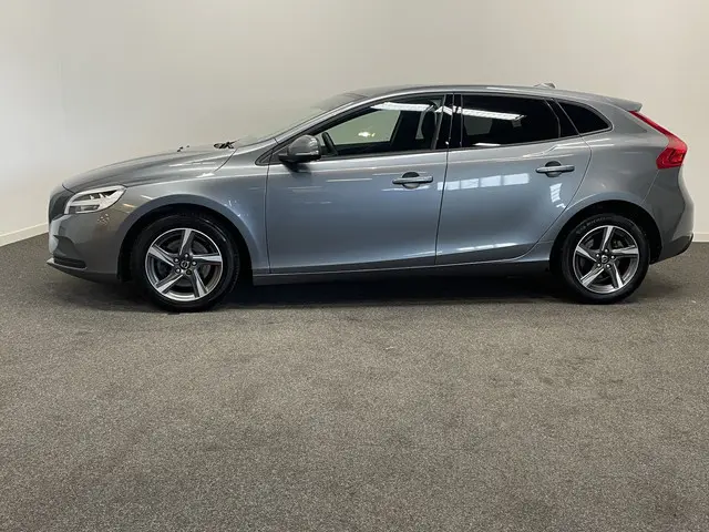 Volvo V40 2.0 123pk  Momentum LED koplampen/ Stoel verw./ Navi/ Cruise