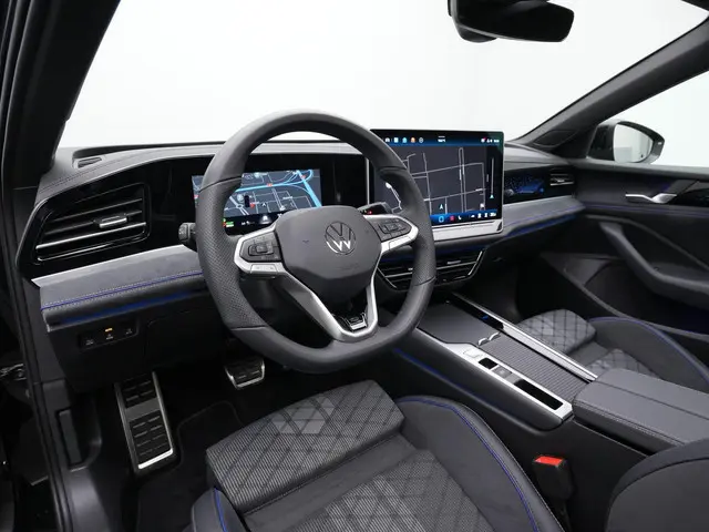 Volkswagen Passat Variant 1.5 eTSI 272 pk R-Line | Panoramadak | Trekhaak | Head-up display | IQ Lig...