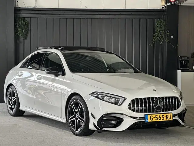 Mercedes-Benz A-klasse 180 Business Solution AMG | AMG-styling | Panoramadak | Achteruitrijcamera |...