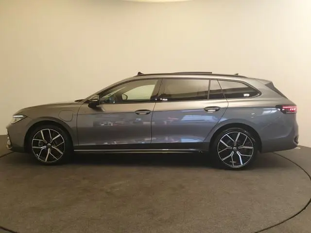 Volkswagen Passat Variant 1.5 eHybrid 272pk DSG/AUT R-Line Wegklapbare trekhaak, Harman/Kardon, Lede...