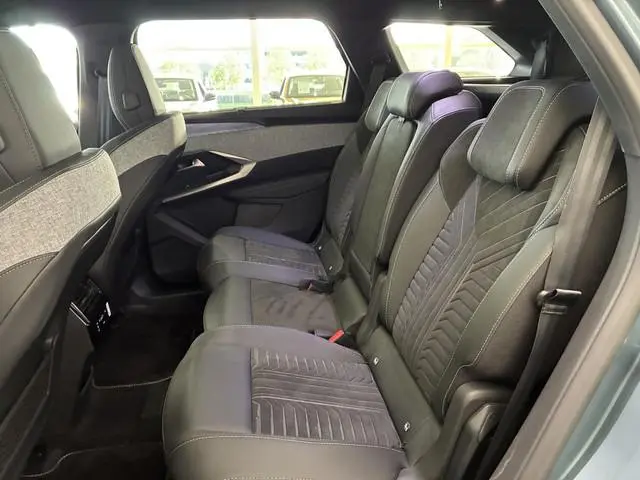 Peugeot e-5008