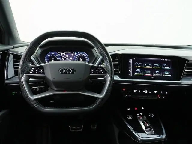 Audi Q4 e-tron 40 Launch ed. 77 kWh | Panoramadak | Trekhaak | Stoelverwarming 