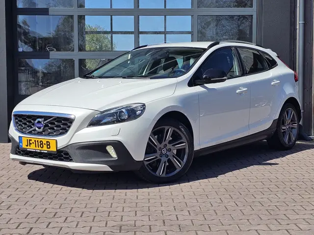 Volvo V40 Cross Country 2.0 T3 Momentum | Xenon | Trekhaak | Stoelverwarming | Navi | PDC | Cruise |...