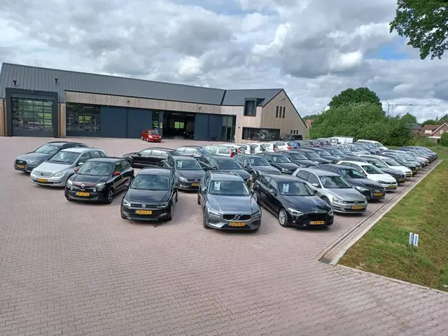 Volvo V40 Cross Country 2.0 T3 Momentum | Xenon | Trekhaak | Stoelverwarming | Navi | PDC | Cruise |...