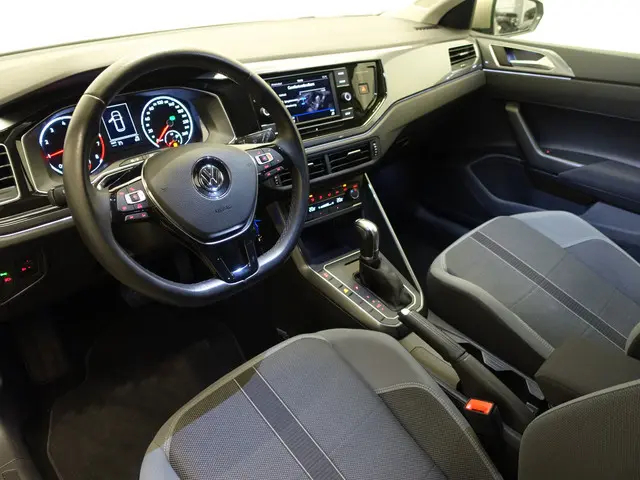 Volkswagen Polo 1.0 TSI Highline+ Aut- Dynamic Select, Park Assist, Clima, Ada Cruise, Sport Interie...
