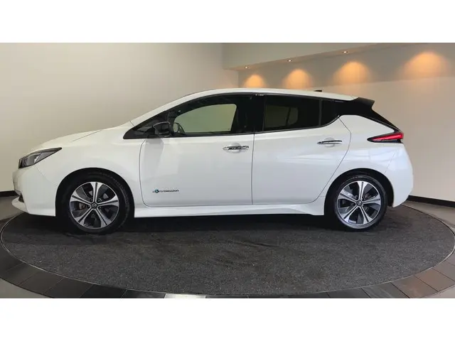 Nissan LEAF Tekna 40 kWh Leer | Navigatie | LED | Trekhaak | SOH 86,1% dak zwart