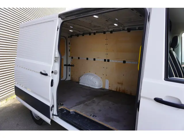 Volkswagen Crafter 35 180pk Automaat L3H2/L2H1 Apple Carplay Camera Navigatie Trekhaak Airco