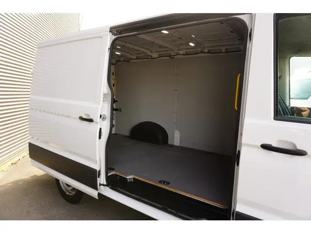 Volkswagen Crafter 35 140pk L3H2 / L2H1 Trekhaak Apple Carplay 3-zits Parkeersensoren Euro6