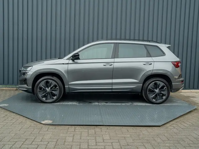 ŠKODA Karoq 1.5 TSI ACT Sportline Business | Elk. A-klep | Camera | Lane Assist | Stoel & Stuur verw...