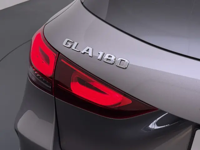 Mercedes-Benz GLA 180 AMG // Camera // Elek. Achterklep // Sfeerverlichting // Night pakket // 19" A...
