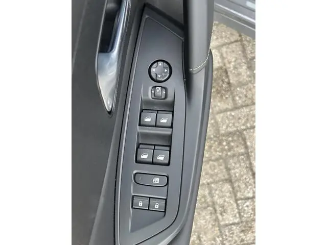 Peugeot e-308