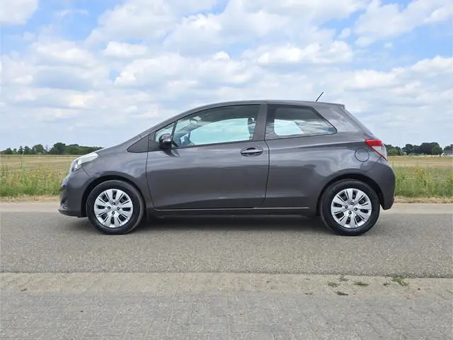 Toyota Yaris 1.3 VVT-i Aspiration - AUTOMAAT - 100 Pk - Airco - Navi