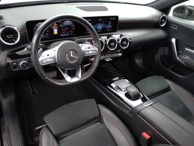 Mercedes-Benz A-klasse 200 AMG Prestige Aut- Panoramadak, Sport Interieur, Xenon Led, Park Assist, C...